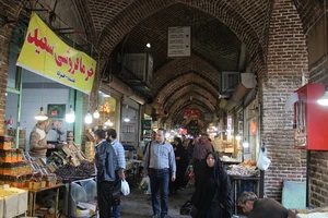 Trong lòng chợ Tabriz