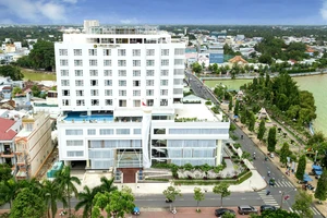 Khách sạn Sài Gòn - Vĩnh Long tọa lạc bên bờ sông Cổ Chiên - một nhánh lớn đổ ra sông Tiền