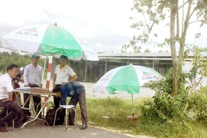 Nhân viên môi giới tại một dự án phân lô bán nền xã Phước Tân, TP Biên Hòa