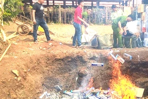 Lực lượng chức năng huyện Bù Đốp, tỉnh Bình Phước tiêu hủy thuốc lá lậu