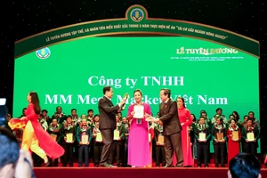 Đại diện MM Mega Market Việt Nam nhận danh hiệu “Doanh Nghiệp vì nhà nông”