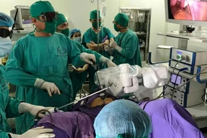 Bệnh viện Sản Nhi Quảng Ninh ứng dụng cánh tay robot vào điều trị cho bệnh nhân u xơ tử cung Ảnh: MINH KHANG