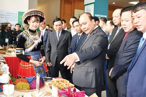 Thủ tướng Nguyễn Xuân Phúc tham quan các gian hàng trưng bày đặc sản của Cao Bằng Ảnh: Viết Chung