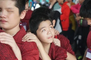 Những em khiếm thính cảm nhận những trò chơi tại Suối Tiên