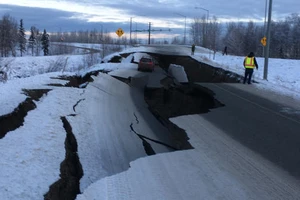 Trận động đất có cường độ 7 đã làm rung chuyển thành phố Anchorage, bang Alaska, Mỹ, gây thiệt hại lớn đến cơ sở hạ tầng. Ảnh: NHPR.ORG
