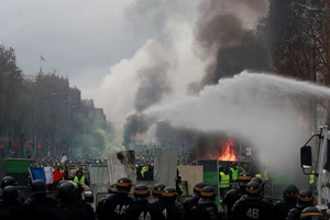  Người biểu tình đối đầu với cảnh sát tại Đại lộ Champs-Élysées. Ảnh: REUTERS