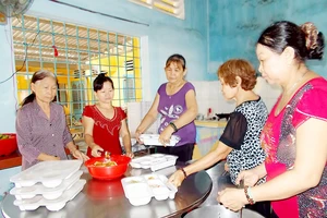 Bếp ăn khuyến học của Hội Cựu giáo chức TP Sa Đéc do các cô giáo về hưu đảm nhiệm
