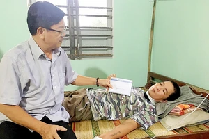 Đại diện Báo SGGP trao tận tay 60 triệu đồng bạn đọc đóng góp giúp anh Nguyễn Vũ
