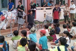 Chương trình tặng quà và xe đạp cho các học sinh nghèo huyện Đăk Mil do CLB thiện nguyện Nguyện Tâm thực hiện dịp cuối năm 2017