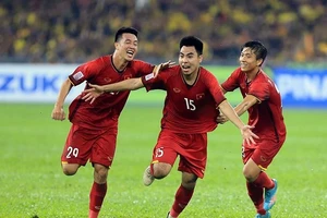 Niềm vui của các cầu thủ Việt Nam sau bàn thắng thứ 2. Ảnh: MINH HOÀNG