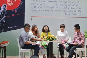 Nguyễn Thị Bích Ngọc (giữa) trong buổi ra mắt cuốn sách Cát hay là ngọc