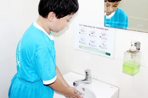 Học sinh sử dụng nhà vệ sinh tại Trường Tiểu học Kim Đồng (quận Gò Vấp) - một trong những đơn vị đầu tư tốt công trình vệ sinh trường học