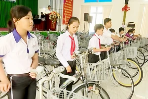 Đoàn trao tặng 35 chiếc xe đạp trị giá 1,5 triệu đồng/chiếc cho học sinh khó khăn trong huyện, giúp các em phương tiện đến trường học tập.