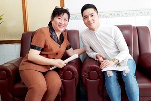 Bà Huỳnh Thị Loan vui mừng gặp lại một cháu mồ côi từng được trung tâm nuôi dưỡng trưởng thành