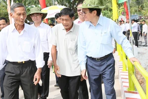 Nguyên Chủ tịch nước Trương Tấn Sang cùng lãnh đạo địa phương và người dân tham quan cầu mới