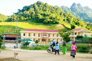 Những ngôi trường khang trang bên chân núi