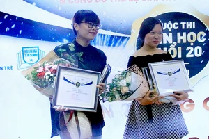 Tác giả Maik Cây (trái) và Mai Thảo Yên nhận giải nhì của cuộc thi Văn học tuổi 20 lần 6