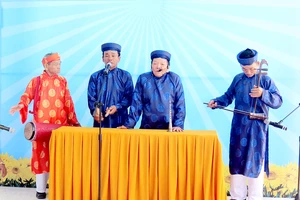 Bốn ông cái chủ chốt của đoàn hát sắc bùa xã Phổ An, huyện Đức Phổ, tỉnh Quảng Ngãi biểu diễn hát sắc bùa