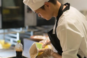 Chảo Láo Sử trở thành bếp chính Bếp Á của nhà hàng Hải Cảng