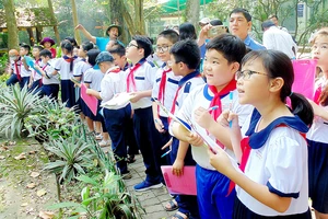 Một tiết học trải nghiệm thực tế tại Thảo Cầm viên của học sinh Trường Tiểu học Nguyễn Bỉnh Khiêm (quận 1)