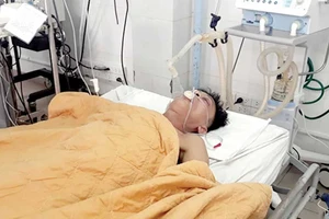 Bệnh nhân Nguyễn Văn Nhật được Bệnh viện Đa khoa Quảng Trị truyền bia giải độc rượu