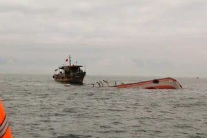 Phối hợp tìm kiếm 10 ngư dân mất tích trên biển