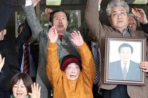 Nạn nhân bị cưỡng bức lao động tại Nhật Bản trong chiến tranh cùng các thành viên gia đình tại tòa án ở thủ đô Seoul, Hàn Quốc ngày 29-11-2018. Ảnh: YONHAP/TTXVN
