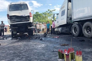 Hiện trường một vụ tai nạn làm 13 người chết, 4 người bị thương xảy ra hôm 30-7 trên QL1A đoạn tuyến tránh Vĩnh Điện (xã Điện Minh, thị xã Điện Bàn, tỉnh Quảng Nam)