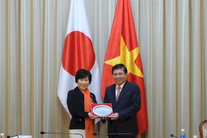 Chủ tịch UBND TP Nguyễn Thành Phong cùng bà Abe Toshiko, Thứ trưởng Thường trực Bộ Ngoại giao Nhật Bản