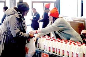 Nhân viên liên bang Mỹ nhận thực phẩm trợ cấp ở Brooklyn, New York