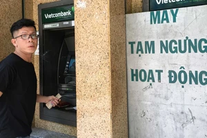Một máy ATM ngưng hoạt động ngày 31-1 Ảnh: THÀNH TRÍ
