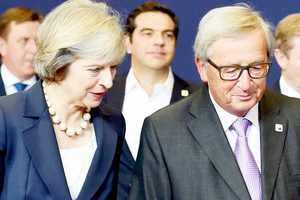 Thủ tướng Anh Theresa May (trái) vẫn miệt mài tìm kiếm một thỏa thuận Brexit mà cả Anh và EU đều chấp nhận