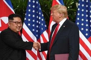 Tổng thống Mỹ Donald Trump (phải) và nhà lãnh đạo Triều Tiên Kim Jong-un tại hội nghị thượng đỉnh ở Singapore ngày 12-6-2018. Nguồn: TTXVN