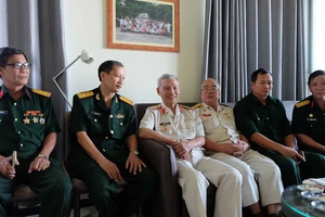 Thiếu tướng Nguyễn Đức Huy (áo trắng, không đeo kính) và đồng đội ôn lại ký ức về một thời Vị Xuyên đỏ lửa.