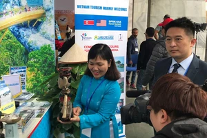 HDV Saigontourist giới thiệu sản phẩm du lịch Việt Nam cho phóng viên quốc tế tại Trung tâm Báo chí quốc tế (Hà Nội)
