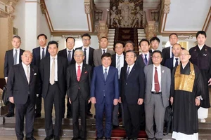 Chủ tịch UBND TP Nguyễn Thành Phong tiếp ông Isao Iijima (ngoài cùng bên trái hàng đầu tiên) và đoàn công tác. Ảnh: THANHUYTPHCM.VN
