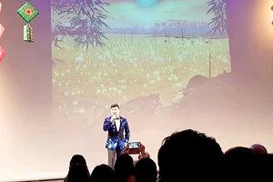 Quang Linh hát trước khán giả tại Bỉ trong chương trình Xuân yêu thương