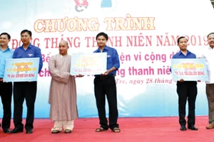 Ông Ngô Thanh Trí - Phó Giám đốc Công ty XSKT Đồng Tháp (bìa phải) nhận bảng tượng trưng trao nhà tình thương từ đơn vị tổ chức