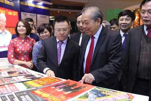 Phó Thủ tướng Thường trực Trương Hòa Bình tham quan gian trưng bày các ấn phẩm tại Hội Báo toàn quốc 2019. Ảnh: TTXVN 