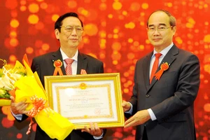 Bí thư Thành ủy TPHCM Nguyễn Thiện Nhân trao Huân chương Lao động hạng 2 cho ông Trương Ty