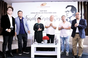 Đại diện gia đình nhạc sĩ Trịnh Công Sơn và ê kíp sản xuất phim tại buổi công bố dự án 