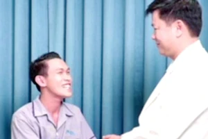 Niềm vui của bệnh nhân khi có gương mặt bình thường cũng là hạnh phúc của bác sĩ Tú Dung (phải)