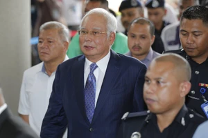 Cựu Thủ tướng Najib Razak (giữa) đến Tòa án Tối cao ở Kuala Lumpur, Malaysia, ngày 3-4-2019. AP