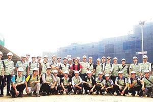 Công ty CP Tập đoàn Xây dựng Hòa Bình tổ chức tham quan công trình cho sinh viên Đại học Xây dựng