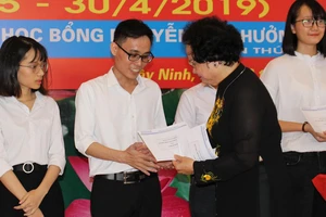 PGS-TS Trần Thị Trung Chiến trao học bổng Nguyễn Văn Hưởng cho sinh viên y dược. Ảnh: HUỲNH THANH LUÂN