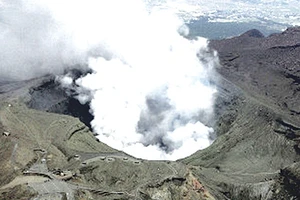 Núi lửa Aso ở Nhật Bản thức giấc