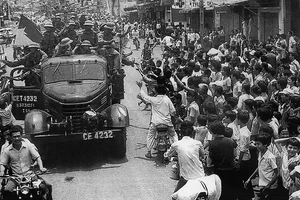 Nhân dân Sài Gòn đổ ra đường hoan hô bộ đội giải phóng Ảnh: Tư liệu