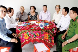 Các vị khách đến thăm nhân sĩ Nguyễn Hữu Hạnh về nhà mới Ảnh: Q.AN