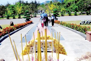 Người dân tham quan và dâng hương tưởng niệm các Anh hùng liệt sĩ tại Nghĩa trang Hàng Dương
