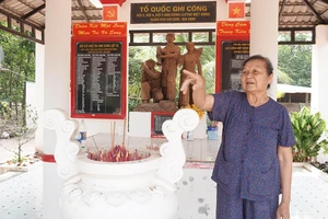 Bà Nguyễn Thị Bé trước Nhà bia kỷ niệm Biệt động thành Sài Gòn - Gia Định